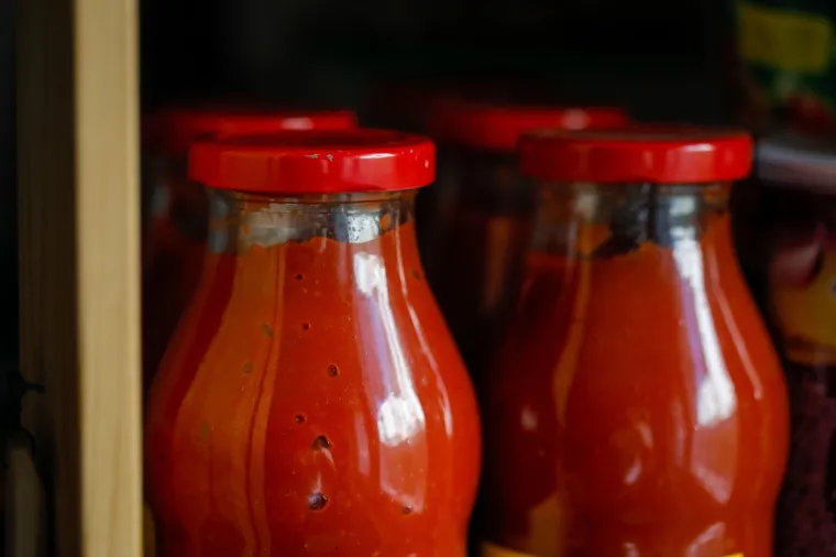 16. Umak od rajčice: Kad se otvori, umak od rajčice mora se staviti u hladnjak inače se vrlo brzo pokvari. Danas mnogi imaju manje konzervansa nego prije pa im je rok trajanja kraći. U hladnjaku traje nekoliko dana do tjedan dana. Ako se na vrhu stvori sloj plijesni, odmah ga bacite.