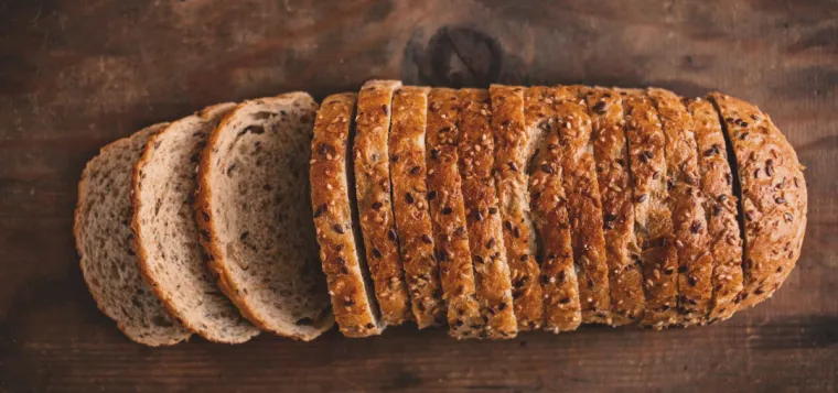 20. Kruh: Ako kruh držite u smočnici, brzo će se upljesniviti, osobito u toplijim mjesecima. U hladnjaku traje dulje i možete ga tostirati kad god vam zatreba. U plastičnoj vrećici sa zatvaračem zadržava svježinu par dana dulje. Ako vidite i najmanju mrlju plijesni, bacite cijeli kruh.