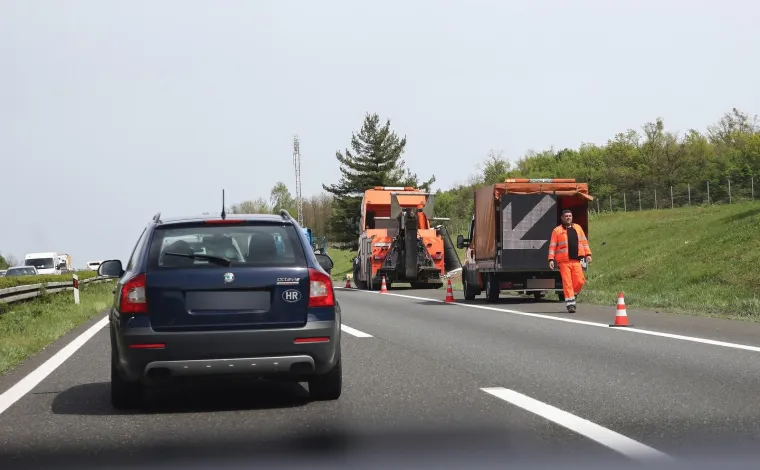 Krš i lom nakon dvije prometne: Razbijeno vozilo vojne policije, kamion završio na boku