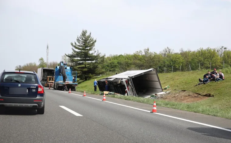 Kr&scaron; i lom nakon dvije prometne: Razbijeno vozilo vojne policije, kamion zavr&scaron;io na boku