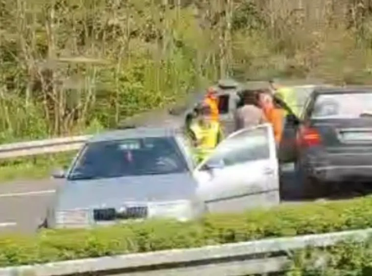 Kr&scaron; i lom nakon dvije prometne: Razbijeno vozilo vojne policije, kamion zavr&scaron;io na boku