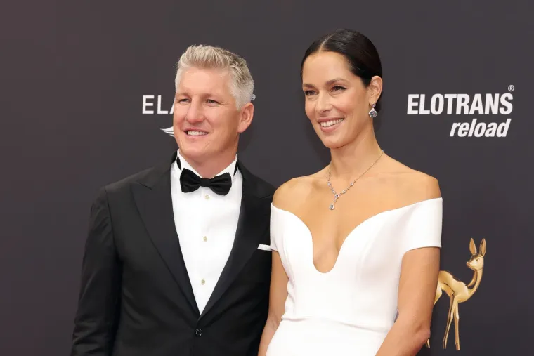 KOJI SU RAZLOZI RASKIDA? Ana Ivanović i Bastian Schweinsteiger upoznali su se 2014. godine, vjenčali 2016., a zajedno imaju troje djece. Prema navodima srpskih medija, razlog razvoda mogla bi biti &quot;prevelika udaljenost zbog poslovnih obveza&quot;, iako su oboje već godinama u mirovini.