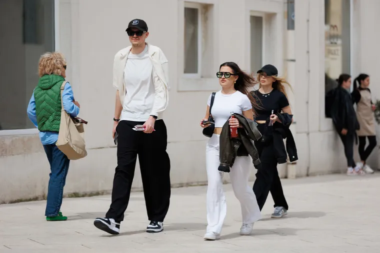 Prolaznica u Zadru mamila poglede: U uskom topu naglasila zavidnu liniju