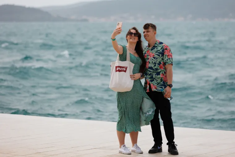 Prolaznica u Zadru mamila poglede: U uskom topu naglasila zavidnu liniju