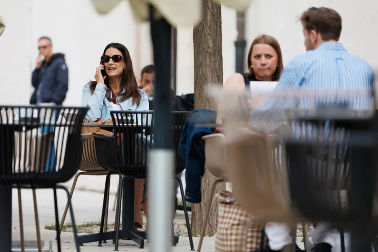 Prolaznica u Zadru mamila poglede: U uskom topu naglasila zavidnu liniju