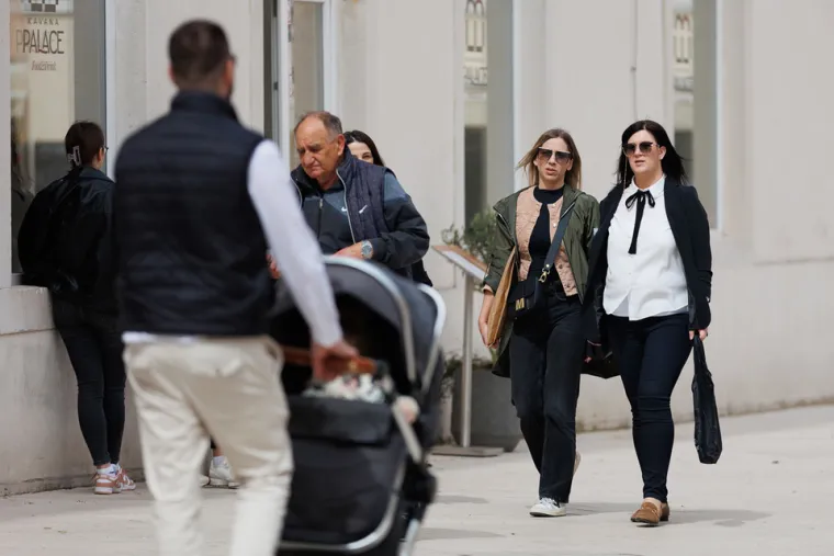 Prolaznica u Zadru mamila poglede: U uskom topu naglasila zavidnu liniju