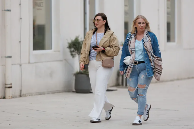 Prolaznica u Zadru mamila poglede: U uskom topu naglasila zavidnu liniju