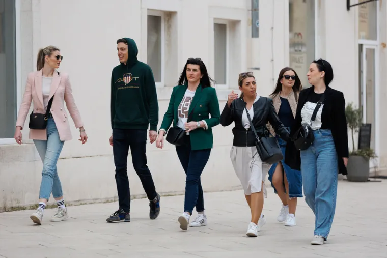 Prolaznica u Zadru mamila poglede: U uskom topu naglasila zavidnu liniju