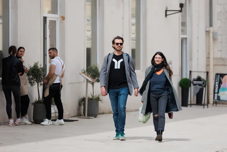 Prolaznica u Zadru mamila poglede: U uskom topu naglasila zavidnu liniju