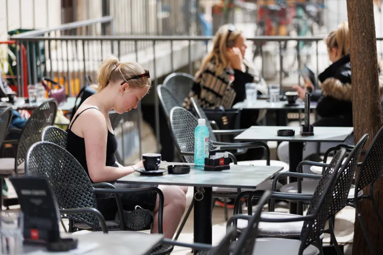 Prolaznica u Zadru mamila poglede: U uskom topu naglasila zavidnu liniju