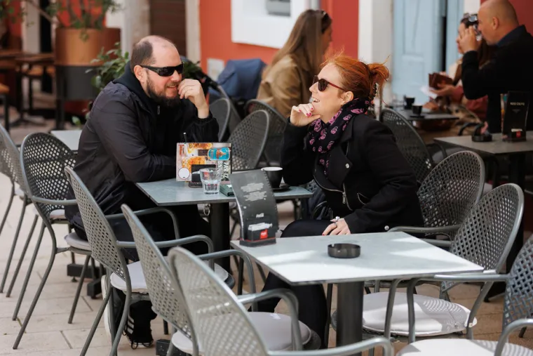 Prolaznica u Zadru mamila poglede: U uskom topu naglasila zavidnu liniju