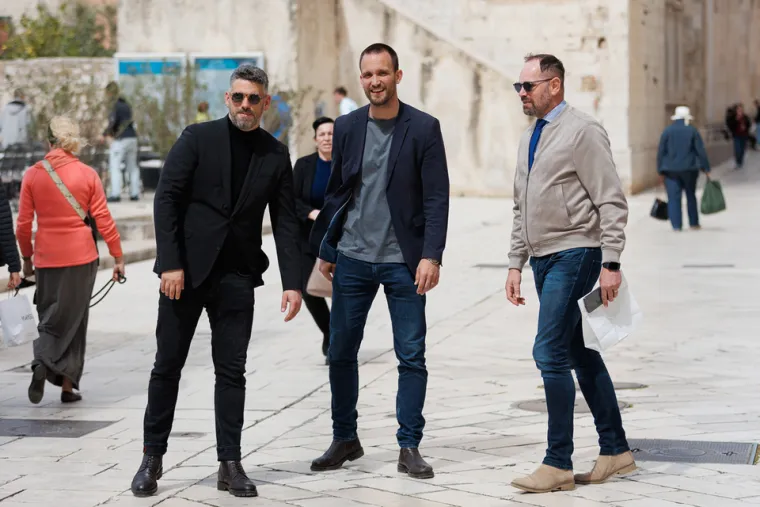 Prolaznica u Zadru mamila poglede: U uskom topu naglasila zavidnu liniju