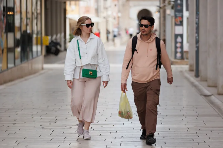 Prolaznica u Zadru mamila poglede: U uskom topu naglasila zavidnu liniju