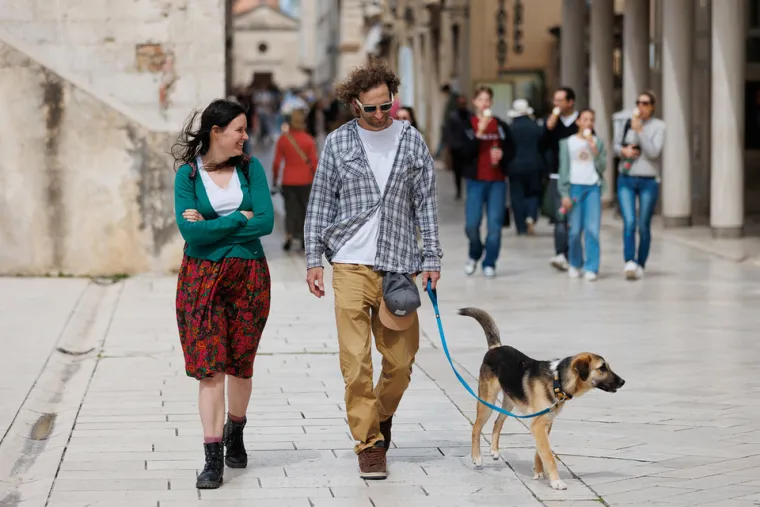 Prolaznica u Zadru mamila poglede: U uskom topu naglasila zavidnu liniju