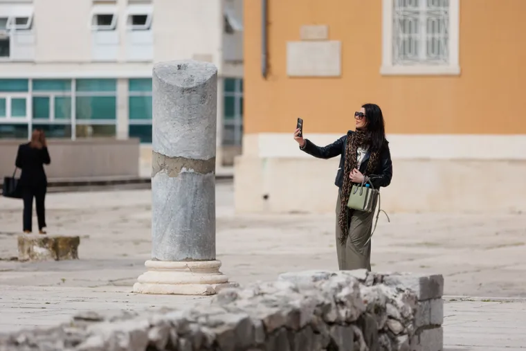 Prolaznica u Zadru mamila poglede: U uskom topu naglasila zavidnu liniju