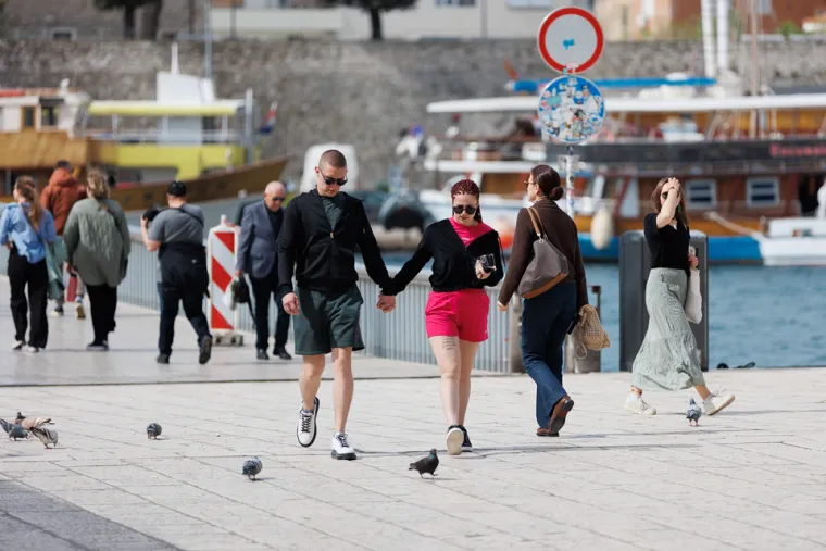 Prolaznica u Zadru mamila poglede: U uskom topu naglasila zavidnu liniju