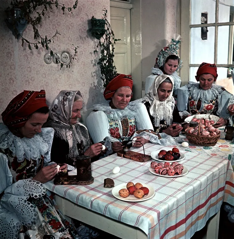 Međutim, dolaskom komunista na vlast, započeo je sustavni napor potiskivanja religije. Iako su ustavi iz 1948. i 1960. formalno jamčili slobodu vjeroispovijesti, praksa je bila dijametralno suprotna, obilježena progonom i represijom.