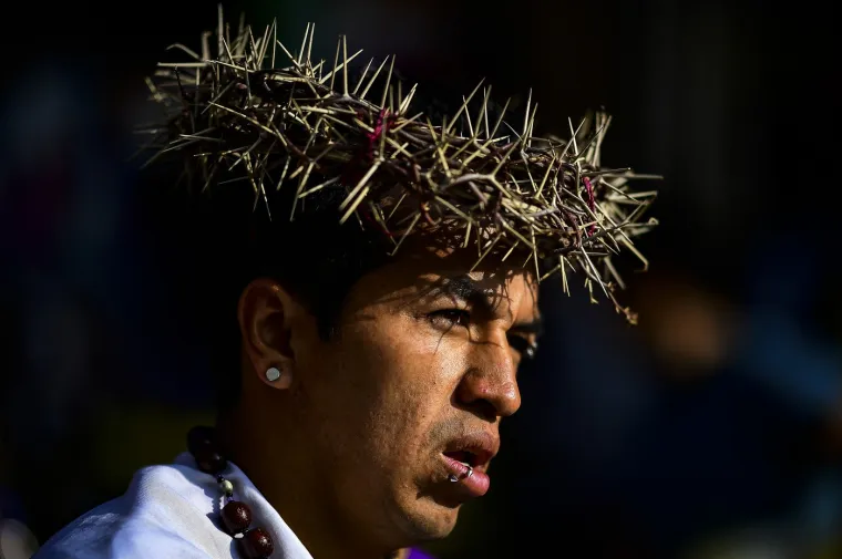 Od ekstremne fizičke pokore na Filipinima, preko proljetnih rituala u Češkoj, svečanih i turobnih procesija u Španjolskoj, do jedinstvenog spoja katoličanstva i vudua na Haitiju, običaji vezani uz Veliki petak i Uskrs pokazuju nevjerojatnu širinu ljudskog izražavanja vjere. Bilo da se radi o osobnom činu pokajanja, slavlju novog života ili kolektivnom sjećanju na Kristovu žrtvu, ove tradicije, ukorijenjene duboko u povijesti i kulturi, nastavljaju oblikovati identitet zajednica diljem svijeta, podsjećajući na središnje poruke ovog najvažnijeg kršćanskog blagdana.