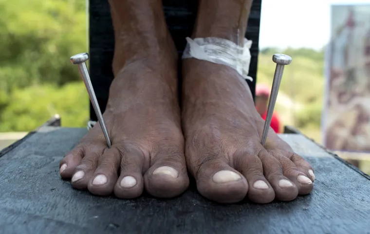 
Seoski glumci odjeveni kao rimski centurioni zatim im kroz dlanove i stopala zabijaju čavle od nehrđajućeg čelika duge 10 centimetara.