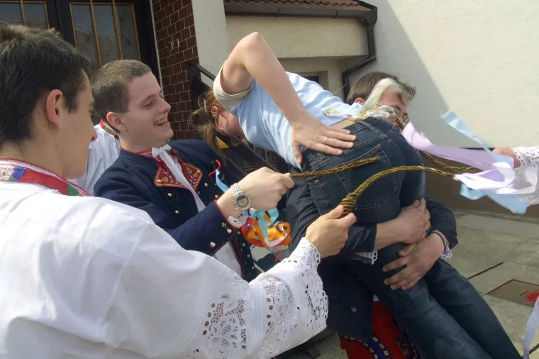 2.  Češka: Dok Filipinci prakticiraju ekstremnu pokoru, u Češkoj Republici Uskrsni ponedjeljak donosi znatno vedriji običaj poznat kao &quot;pomlázka&quot;. Iako se ponekad koristi i širi pojam &quot;koleda&quot;, &quot;pomlázka&quot; se specifično odnosi na pleteni bič od svježih vrbovih grana ukrašen šarenim vrpcama.