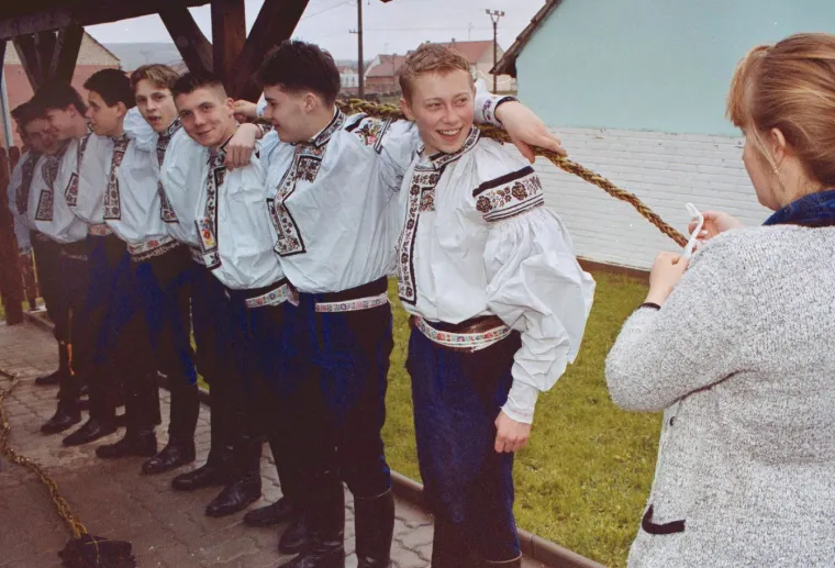 Zauzvrat, &quot;koledníci&quot; (oni koji idu u koledu/pomlázku) bivaju nagrađeni obojanim jajima (kraslice), slatkišima ili dodatnim vrpcama za svoj bič. Boje vrpci također imaju simboliku: crvena za ljubav, zelena za prirodu i obnovu, žuta za sreću i obilje. Ovaj živopisni običaj slavi buđenje prirode i novi život nakon zime.