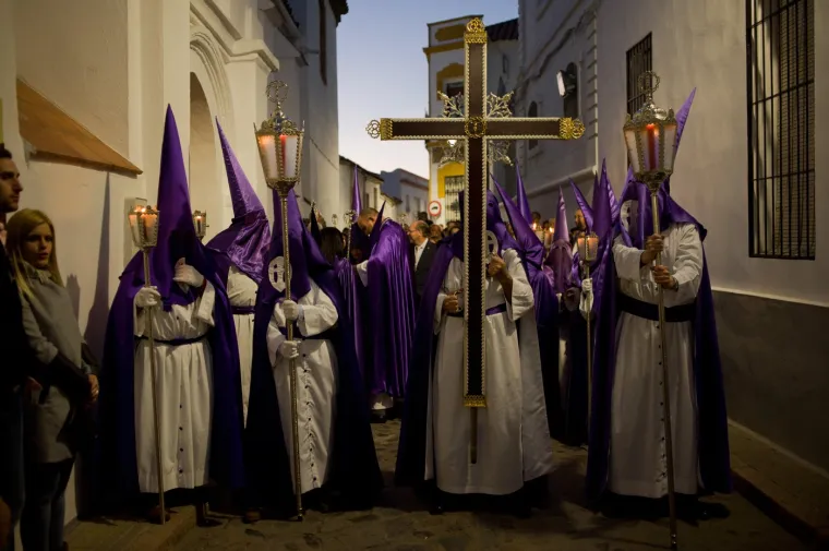 3. Španjolska: U potpunom kontrastu s razigranim običajima, Španjolska tijekom Velikog tjedna (Semana Santa), a posebno na Veliki petak, uranja u atmosferu duboke pobožnosti i žalosti. Gradovima i selima diljem zemlje prolaze impresivne procesije koje organiziraju vjerska bratstva (cofradías).