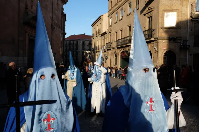 Članovi bratstava, mnogi od njih odjeveni u pokorničke halje sa šiljatim kapuljačama (capirote) koje skrivaju lice kako bi osigurale anonimnost pokajnika, polako nose ogromne, bogato ukrašene platforme zvane &quot;pasos&quot;. Ovi &quot;pasosi&quot; prikazuju scene iz Kristove muke i smrti ili lik Žalosne Gospe. 