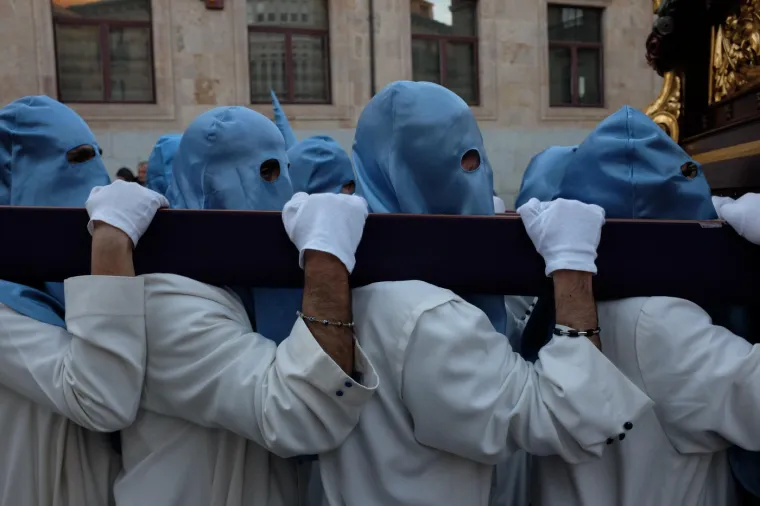 No&scaron;enje te&scaron;kih platformi smatra se činom pokore. Procesije prati zvuk bubnjeva koji označavaju spori, turobni ritam koraka, te glazba puhačkih orkestara koja dodatno nagla&scaron;ava patnju i žalost. Zrak je ispunjen mirisom tamjana i voska svijeća koje nose sudionici i promatrači. Ove procesije, koje mogu trajati satima, privlače goleme mase ljudi i predstavljaju snažan izraz kolektivne vjere i kulturne ba&scaron;tine.