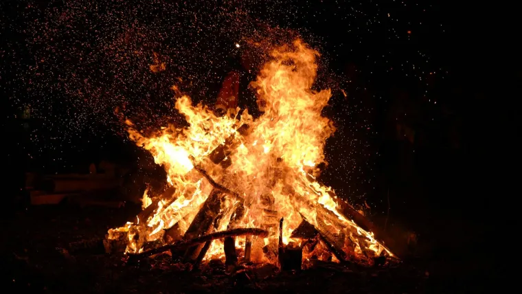 
3. Nizozemska: U ovoj zemlji tradicija uključuje uživanje u uskrsnoj štruci (bogati voćni kruh s nadjevom od bademove paste) i paljenju ogromnog krijesa, od kojih je najveći obično u Espelu. Godine 2012. Espelo je oborio svjetski rekord za najvišu lomaču od čak 45,98 metara.