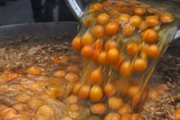 6. U nekim francuskim gradovima, posebice Bessieresu, ljudi vole koristiti jaja za Uskrs u prave svrhe - njih oko 15 000. Ogromni omlet priprema se na Uskrsni ponedjeljak, a više od 10.000 ljudi pozvano je da se pridruži obroku. Ova osebujna tradicija, također prisutna u Hauxu, proizašla je iz Napoleonove potražnje za ogromnim omletima kako bi nahranio vojsku. 