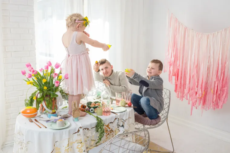 13. Poljska: Dan prije Uskrsa, poljske obitelji pripremaju košaru punu jaja, kobasica, kruha i druge hrane, koja se zatim nosi u crkvu na blagoslov. Dan nakon Uskrsa, međutim, preuzima &quot;Smigus Dyngus&quot;. Dječaci pokušavaju &apos;&apos;potopiti&apos;&apos; ljude kantama vode i pištoljima na vodu.