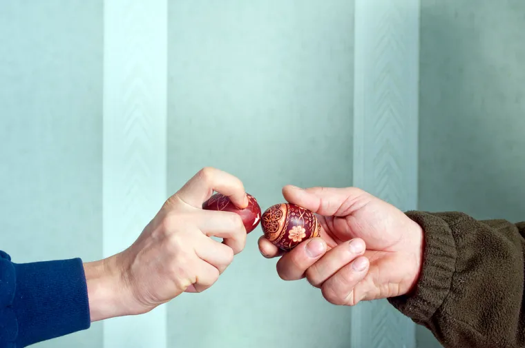 17. Engleska je također domaćin godi&scaron;njeg Svjetskog prvenstva u kucanju jajima, zajedno s natjecanjima u udaranju boce, gdje posljednjih 200 godina seljani Hallatona i Medbournea bacaju bačve piva u nadi da će osvojiti piće.