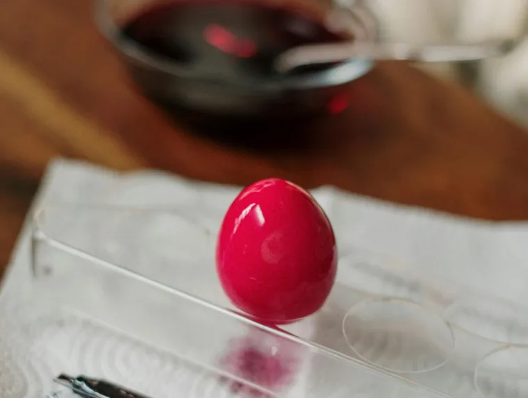 22. Bugarska: Osim uživanja u kucanju jajima, jo&scaron; jedna bugarska tradicija zahtijeva da najstarija žena u obitelji protrlja lica djece prvim tvrdo kuhanim crvenim jajetom koje je obojala, &scaron;to simbolizira njezinu želju za njihovim zdravljem i snagom. Jaje se zatim čuva u kući do iduće godine, kada će se razbiti da se vidi njegova boja (bijelo znači sreću i zdravlje).