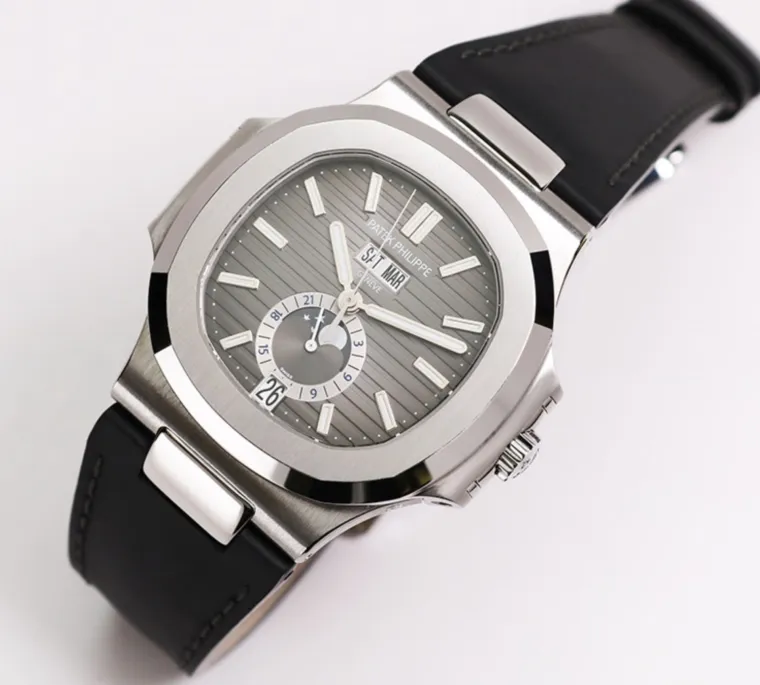 Modrićev Patek Philippe Nautilus 5711/A od nehrđajućeg čelika s plavim brojčanikom. Ovaj sat je omiljen izbor za ljubitelje satova, zahvaljujući svom elegantnom dizajnu, pouzdanom mehanizmu Patek Philippe i zadivljujućem plavom završnom sloju brojčanika od sunčevih zraka. Sat ima narukvicu od nehrđajućeg čelika i kućište promjera 40 mm, što ga čini savršenom opcijom za formalne i ležerne prilike. 