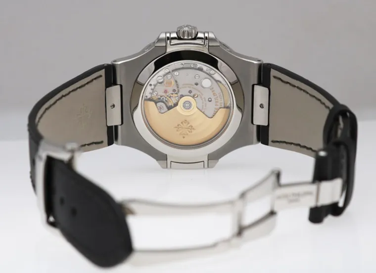 Kolekcija Nautilus poznata je po tome što je vrlo tražena i teško dostupna, što dodatno učvršćuje prestiž i ekskluzivnost uzornog sata Luke Modrića. Sve u svemu, Patek Philippe Nautilus 5711/A je cijenjena stvar koja pokazuje Modrićev besprijekoran ukus i poštovanje prema finom urarstvu.