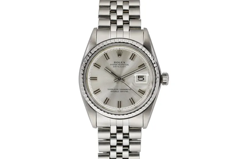 Modrićev Rolex Perpetual Datejust od nehrđajućeg čelika, koji elegantno stoji na jubilee narukvici. Ovaj se sat može pohvaliti glatkim okvirom koji obuhvaća jedinstveni menta zeleni brojčanik, dajući mu pomalo vintage dojam. Kontrast boja u odnosu na čelik privlači pažnju i dobro se slaže s istaknutim izgledom sata.