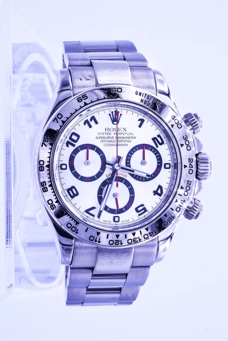 U ažuriranoj verziji njihovih kultnih modela Daytona, Rolex Daytona Panda kombinira crnu i bijelu sa zlatnim detaljima kako bi stvorio prekrasan izgled za razliku od bilo kojeg drugog sata.