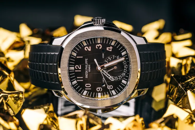 Phillipe Patak Aquanaut - Zamršeni detalji na brojčaniku sata i njegova izdržljiva izvedba čine ga savršenim dodatkom za aktivnog sportaša. Automatski mehanizam sa samonavijanjem s funkcijom datuma i vodootpornošću do 120 metara dodatno potvrđuje besprijekornu kvalitetu i izradu ovog sata. Lukin odabir Patek Philippe Aquanauta ne samo da pokazuje njegovu ljubav prema luksuznim satovima, već i njegovu zahvalnost prema funkcionalnim i pouzdanim satovima.