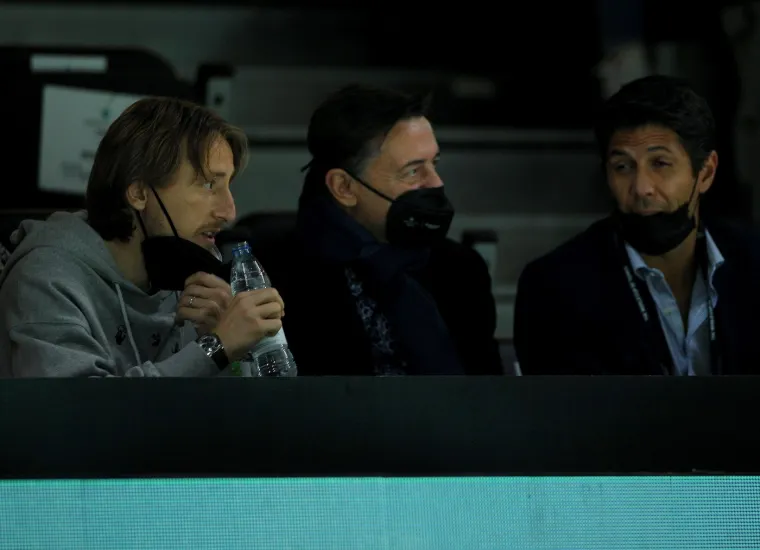 Luka Modrić na Davis Kupu sa svojim Rolex Daytona satom s crnom narukvicom od gume.