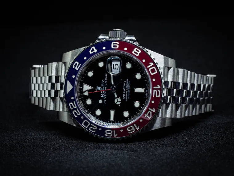 Jedna od Lukinih vrijednih stvari je Rolex GMT II od nehrđajućeg čelika s Jubilee narukvicom. Ovaj Rolex sat odiše bezvremenskom privlačnošću svojim elegantnim dizajnom i složenom izradom. Kućište od nehrđajućeg čelika i Jubilee narukvica daju satu sofisticiran i atletski izgled, čineći ga savršenim dodatkom za svaku priliku.