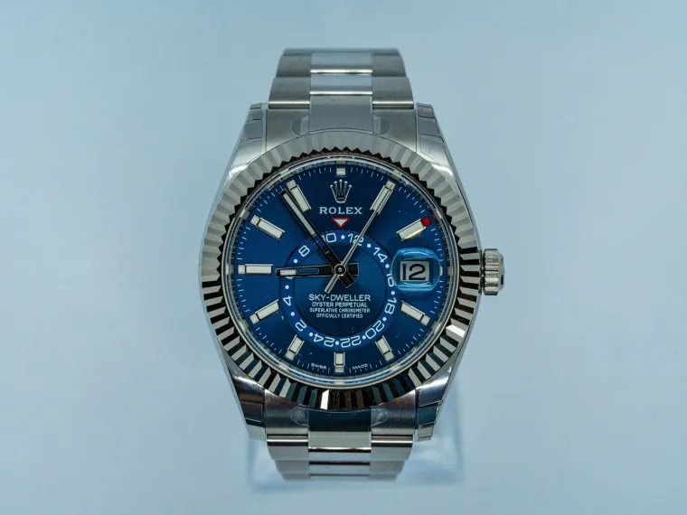 Među Lukinom impresivnom kolekcijom, Rolex Sky Dweller ističe se kao jedan od najpoželjnijih satova na svijetu. Ovaj sat ima jedinstven dizajn i poznat je po svojoj iznimnoj funkcionalnosti. Rolex Sky Dweller ima značajku dvostruke vremenske zone koja nositelju omogućuje praćenje vi&scaron;e vremenskih zona istovremeno, &scaron;to ga čini savr&scaron;enim satom za česte putnike.