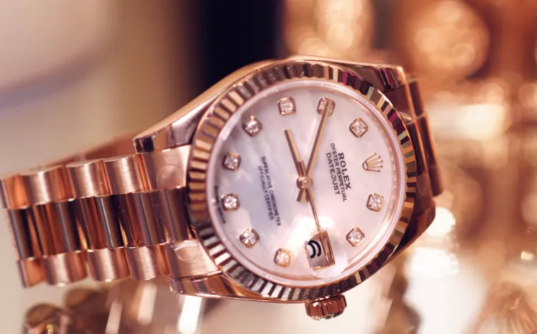 Rolex Rose Gold  - Elegantan i sofisticiran dizajn ovog Daytona sata, u kombinaciji s materijalom od ružičastog zlata, daje mu jedinstvenu i elegantnu vizualnu privlačnost. Ovaj sat simbol je luksuza, a njegovo kući&scaron;te i narukvica u potpunosti su izrađeni od 18-karatnog ružičastog zlata.