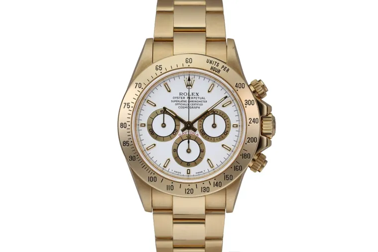 Yellow Gold Rolex Daytona  - Ovaj luksuzni sat svjedočanstvo je Rolexove preciznosti i umijeća izrade, s funkcijom kronografa i safirnim staklom otpornim na ogrebotine. Kući&scaron;te od žutog zlata dodaje da&scaron;ak elegancije njegovom dizajnu. Ovaj sat nije samo moderan dodatak, već se pokazao i pouzdanim alatom za mjerenje vremena važnih događaja.