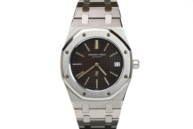 Jedan od Rakitićevih njegovih dragocjenih posjeda je Audemars Piguet Royal Oak Chronograph od nehrđajućeg čelika s plavim i srebrnim krono brojčanikom. Ovaj sat kombinira stil i funkcionalnost, s kući&scaron;tem od nehrđajućeg čelika promjera 41 mm, plavim Grande Tapisserie brojčanikom s uzorkom i srebrnim pomoćnim brojčanicima. Sat radi na samonavijajućem mehaničkom mehanizmu s rezervom snage od 40 sati, čime se osigurava točno mjerenje vremena. Royal Oak Chronograph također je vodootporan sat koji može ići do 50 metara dubine, &scaron;to ga čini savr&scaron;enim dodatkom za Rakitićev aktivan stil života.