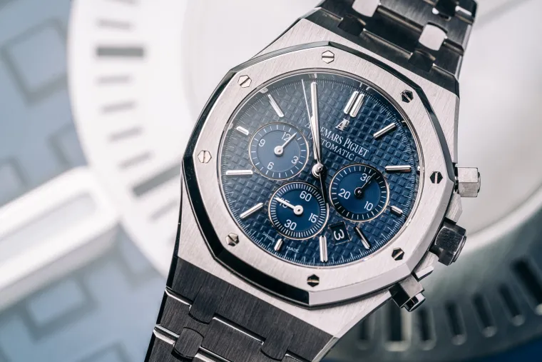 Kolekcija Royal Oak Audemarsa Pigueta postoji od 1972. godine i postala je simbol luksuza i prestiža. Rakitićev sat simbol je njegova uspjeha i predanosti, &scaron;to ga čini savr&scaron;enim dodatkom njegovoj impresivnoj kolekciji satova. Bilo na terenu ili izvan njega, Rakitić će zasigurno privući pozornost svojom impresivnom kolekcijom satova, koja sadrži Audemars Piguet Royal Oak Chronograph od nehrđajućeg čelika.