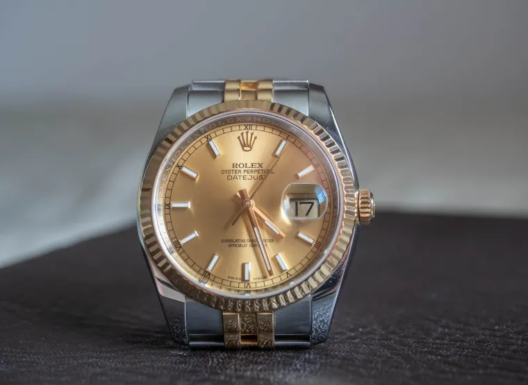 Rolex Datejust Rolesor  - Ovaj klasični sat nudi jedinstvenu mje&scaron;avinu nehrđajućeg čelika i 18k žutog zlata, &scaron;to dodaje da&scaron;ak sofisticiranosti i elegancije njegovom kući&scaron;tu od 41 mm. Kombinacija Rolesor povećava izdržljivost sata, &scaron;to ga čini idealnim za svakodnevnu upotrebu. Ivan Rakitić posebno voli brojčanik boje &scaron;ampanjca s dijamantnim markerima na svom Rolex Datejustu, &scaron;to ga čini istaknutim primjerkom u njegovoj kolekciji.