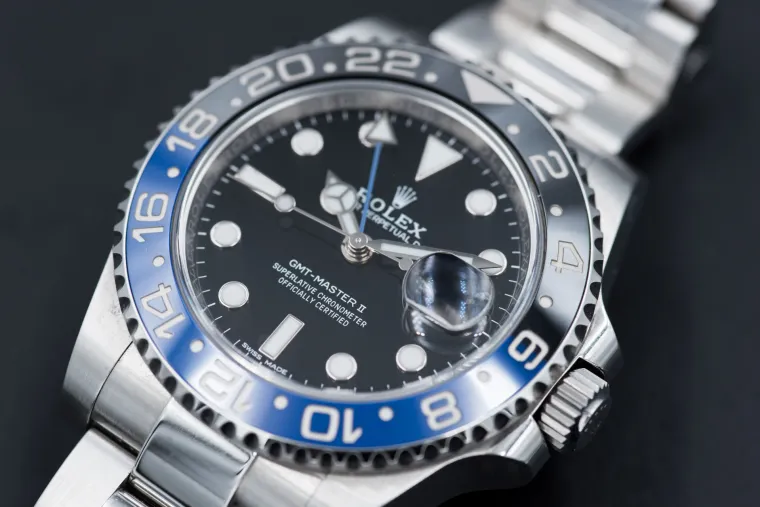 Rolex GMT Master II - Rakitićev zapanjujući sat ima kući&scaron;te od 40 mm od nehrđajućeg čelika s crnim brojčanikom i jubilarnom narukvicom. Bezel krasi plavo-crni keramički umetak, s oznakama od 24 sata i crno-plavom kazaljkom "Batman" GMT.