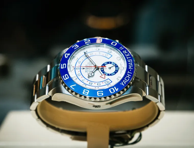 Jedan od istaknutih komada u njegovoj kolekciji je Bi-Metal Rolex Yachtmaster II, koji kombinira funkcionalnost i stil u zapanjujućem dizajnu. Sat ima odvažan plavi keramički okvir i čelično kući&scaron;te od 44 mm s detaljima od žutog zlata, &scaron;to ga čini izrazitim komadom na Rakitićevom zape&scaron;ću.