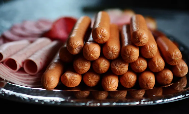 Natrij u ovim namirnicama može dramatično povećati krvni tlak, dok zasićene masti podižu razinu lošeg LDL kolesterola u krvi. Primjerice, jedna prosječna porcija salame može sadržavati čak 1016 miligrama natrija, što je gotovo polovica preporučenog dnevnog unosa za odraslu osobu. To znači da konzumacijom samo jednog sendviča sa salamom možete značajno premašiti dnevnu preporuku za unos natrija.