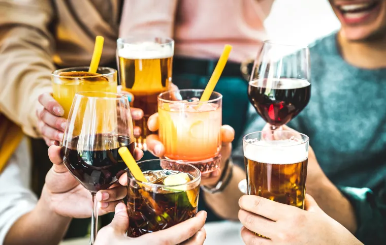 9. Alkoholna pića - Alkohol može direktno utjecati na povišenje krvnog tlaka, posebno ako se konzumira u većim količinama. Ovaj učinak je posebno izražen kod osoba koje već imaju problema s hipertenzijom ili su pod rizikom od razvoja visokog krvnog tlaka.